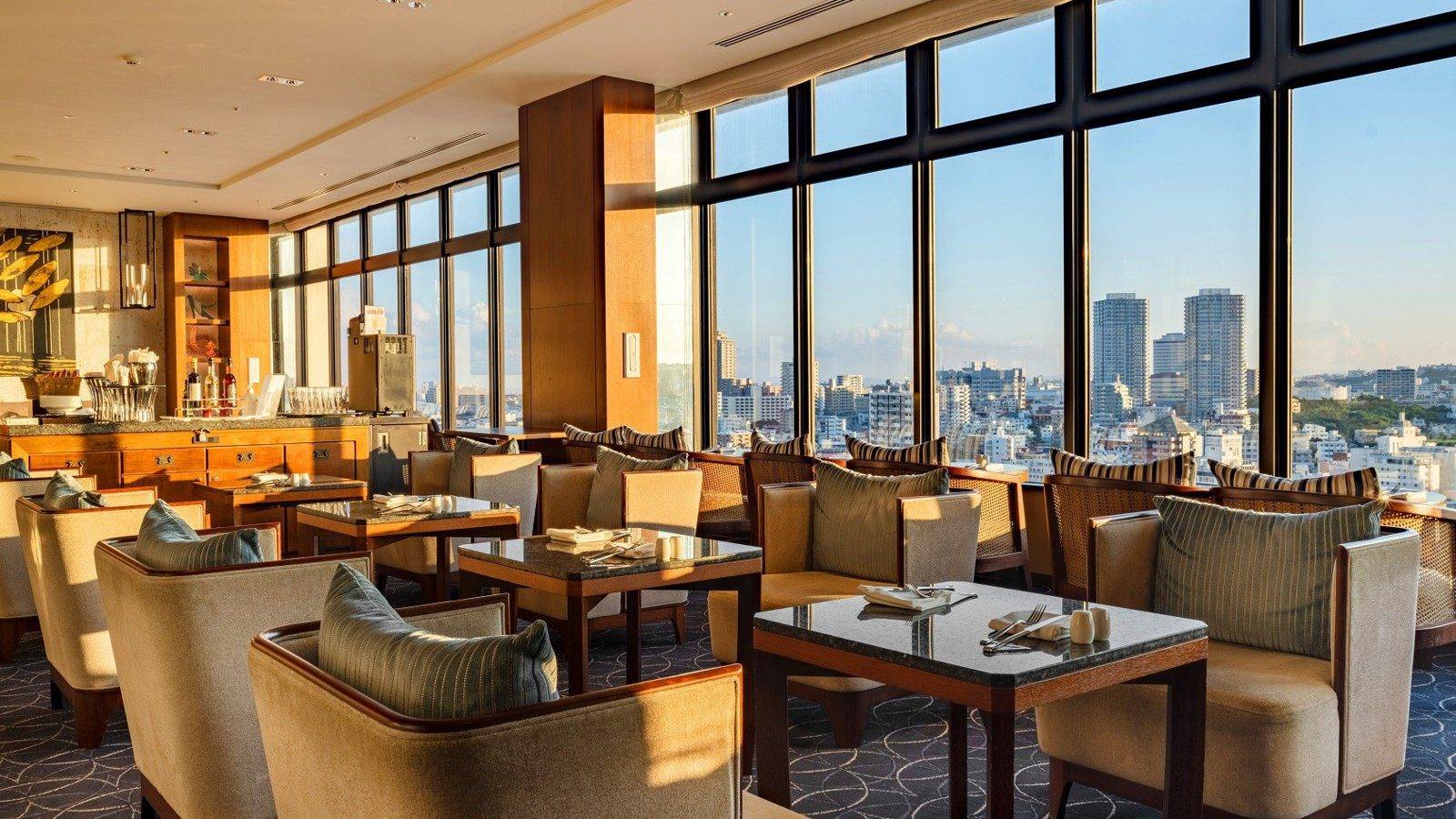 沖繩那霸凱悅酒店 18 樓 Regency Club 酒廊與整排窗景