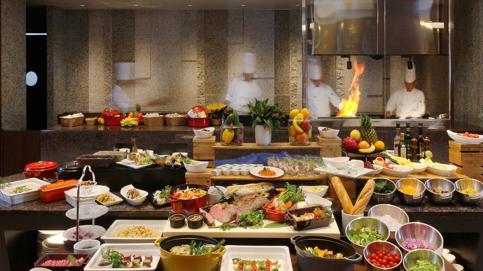 沖繩那霸凱悅酒店 sakurazaka 自助餐檯與現場料理台