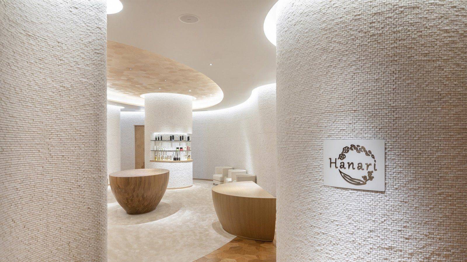 沖繩瀨良垣島凱悅度假村Spa Hanari 的白色接待空間