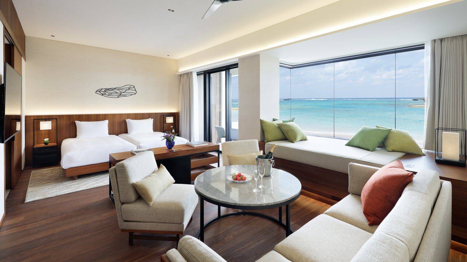 沖繩瀨良垣島凱悅度假村Beach House 沙發區與窗外海灘