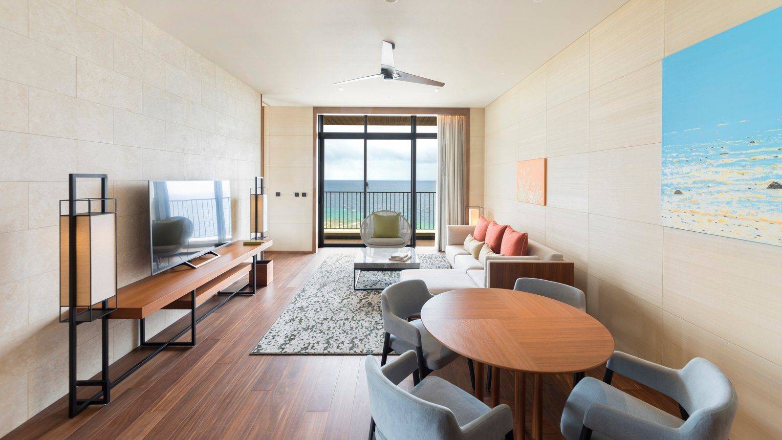 沖繩瀨良垣島凱悅度假村Corner Suite 的客廳與餐桌