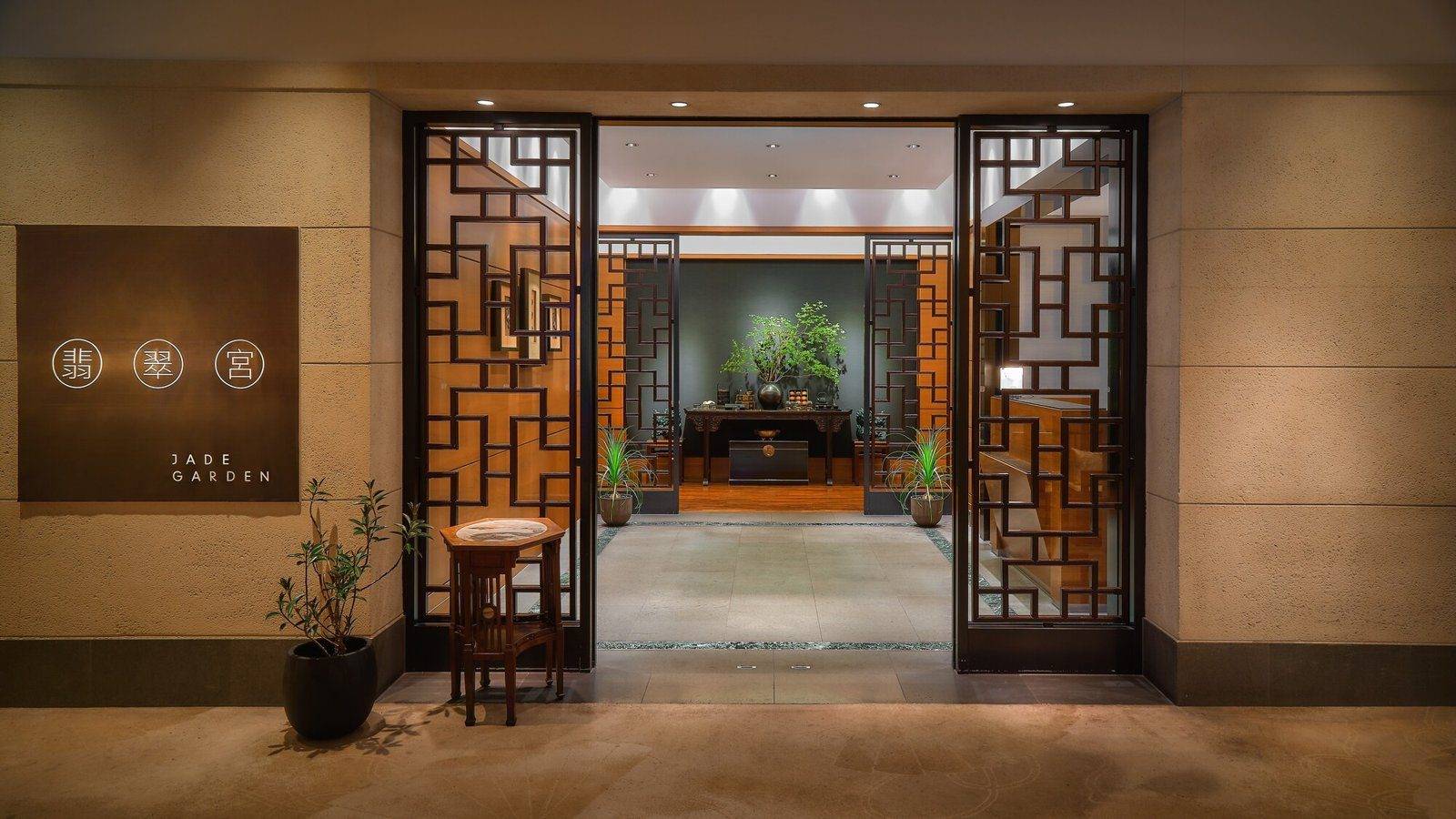 東京凱悅麗晶酒店翡翠宮入口的中式木格門