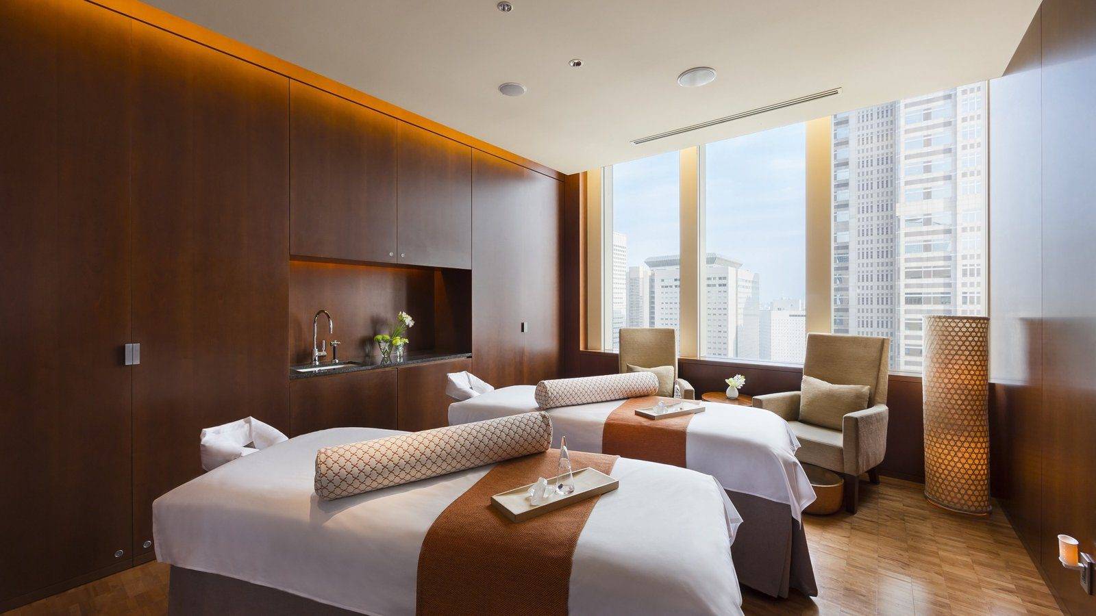 東京凱悅麗晶酒店 Spa Joule 療程室的兩張按摩床