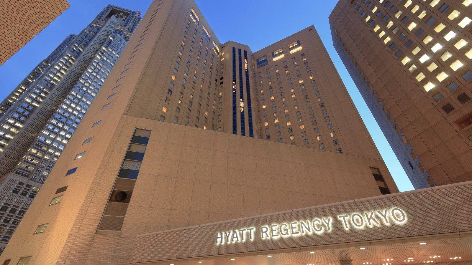東京凱悅麗晶酒店的 HYATT REGENCY TOKYO 招牌與高樓外觀