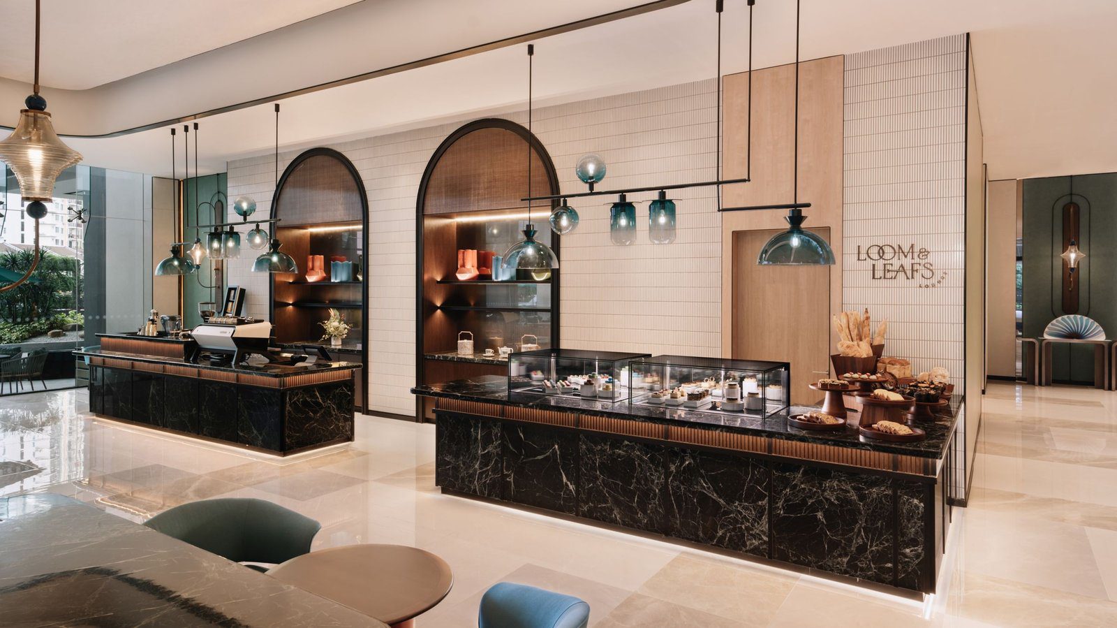 Loom & Leafs Lounge 的拱形櫃台與座位