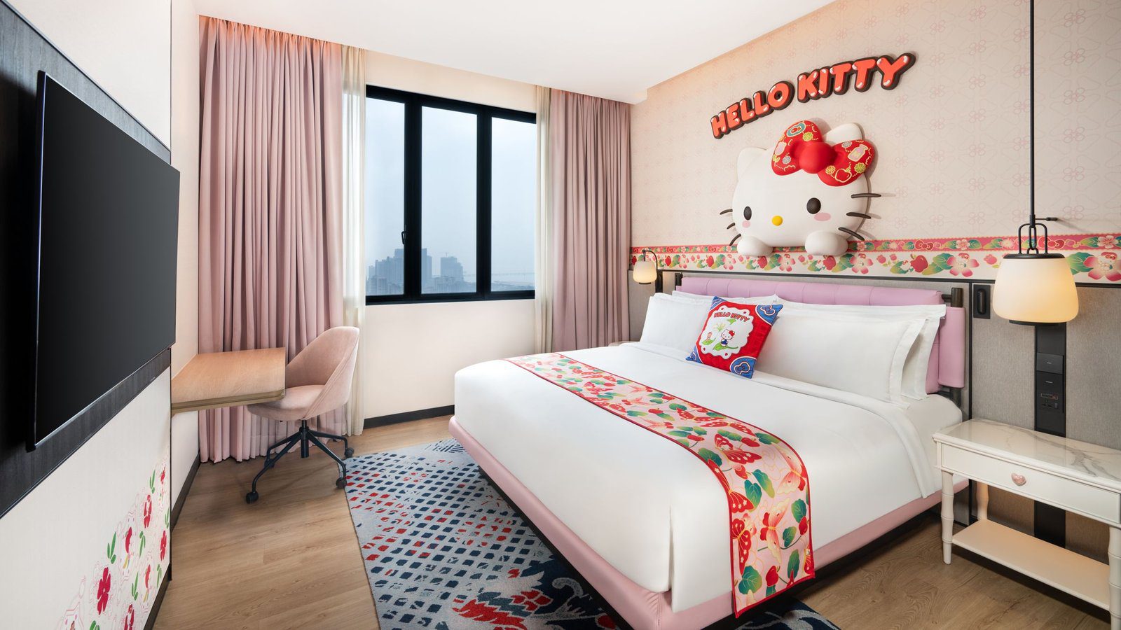 Hello Kitty 主題客房的大床與窗邊座位