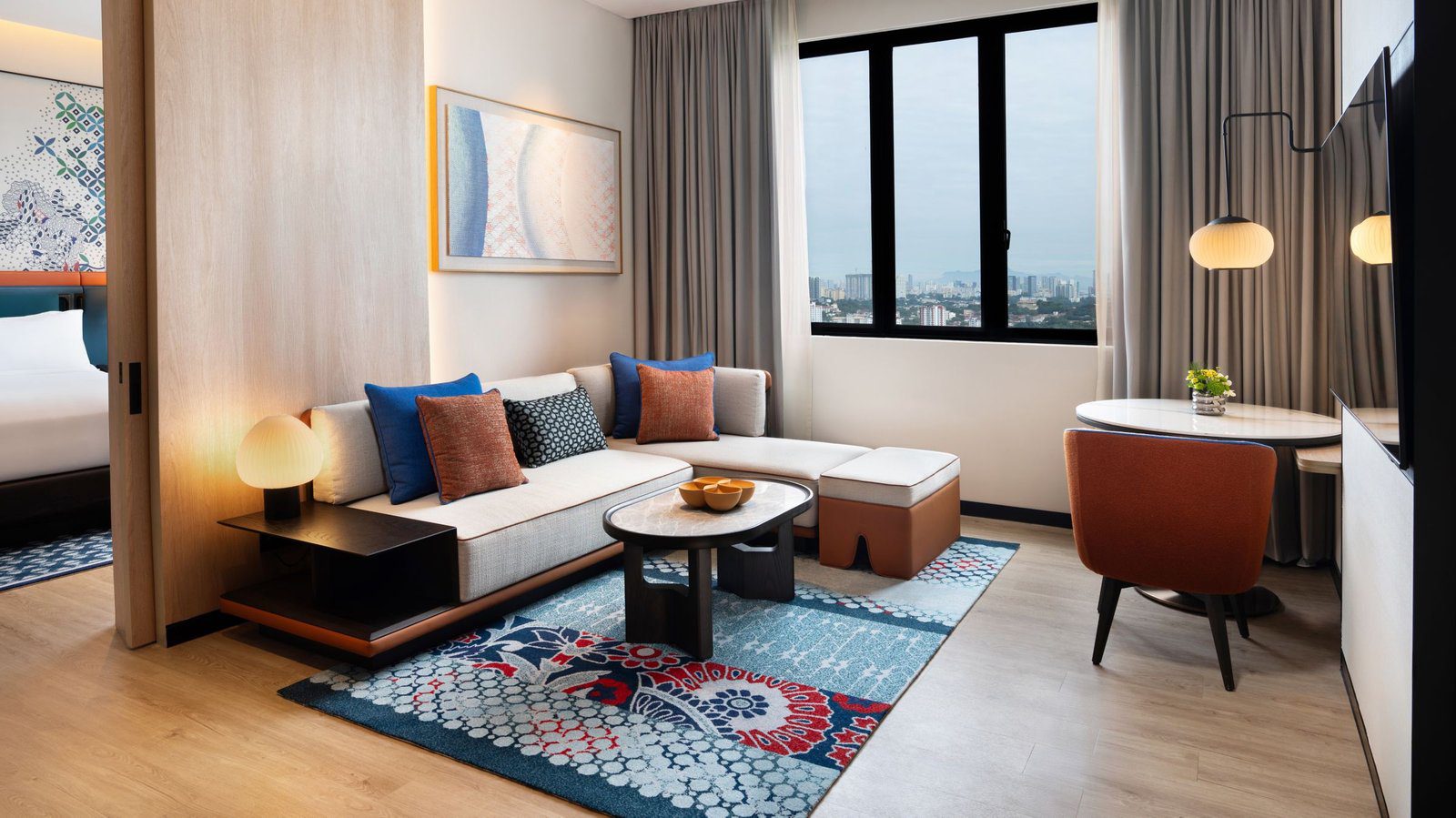 Executive Suite 客廳的沙發與圓桌