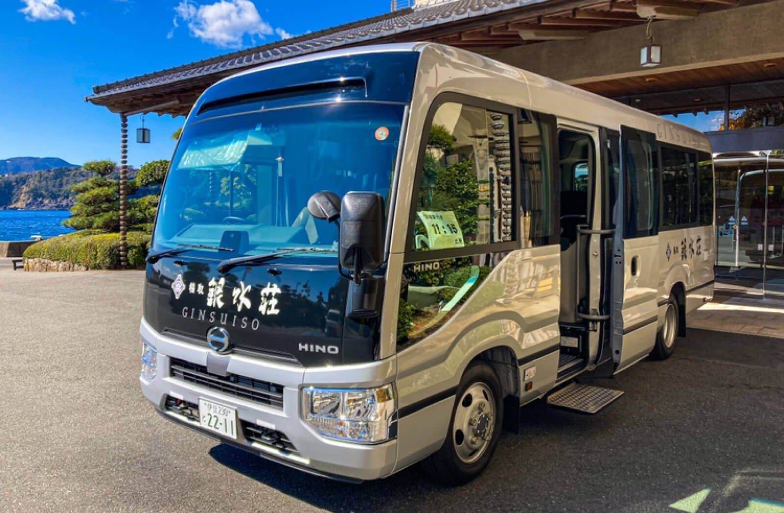 稻取銀水莊旅館玄關前的接駁巴士