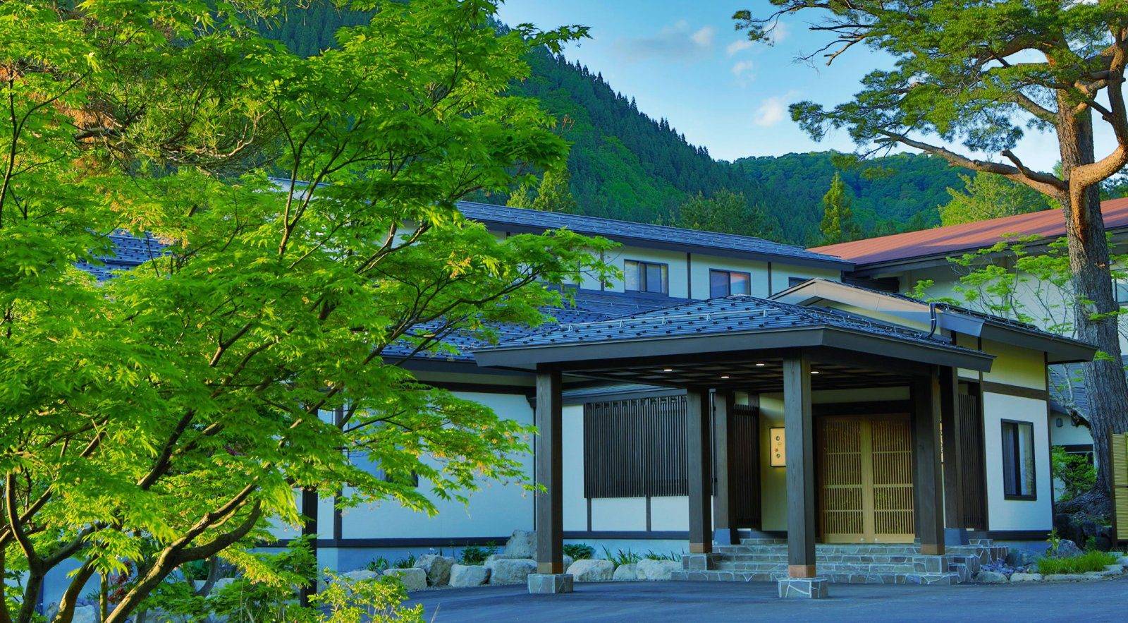 秋之宮溫泉鄉 湯煙之宿 稻住溫泉 新綠山林前的旅館正面玄關