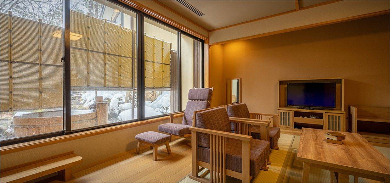秋之宮溫泉鄉 湯煙之宿 稻住溫泉 月之坐和洋室的沙發區與雪景窗