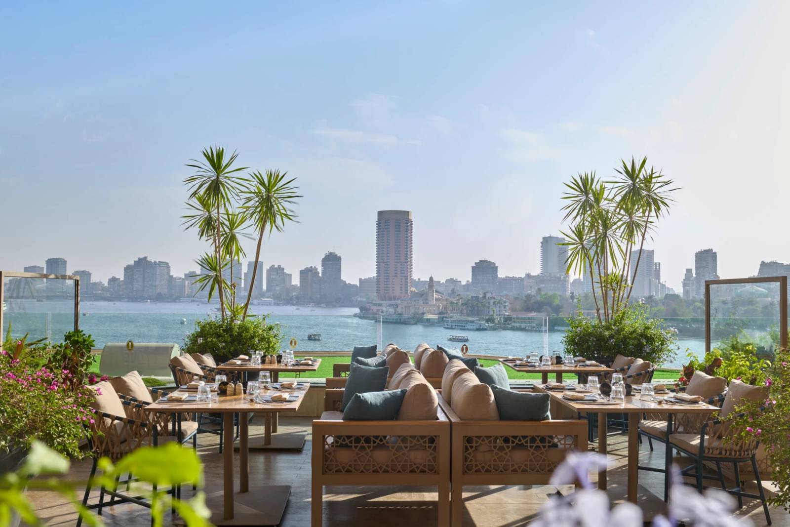 開羅塞米勒米斯洲際酒店 Sabaya by The Nile 的戶外座位，背景是尼羅河與對岸高樓