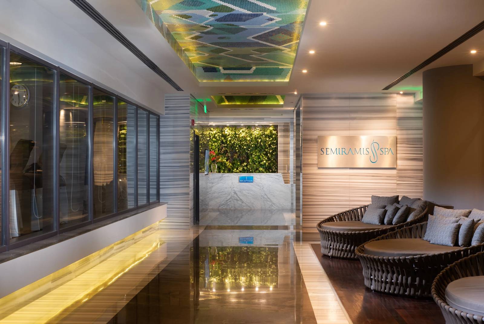 開羅塞米勒米斯洲際酒店 Semiramis Spa 入口的休息座位與彩繪天花板