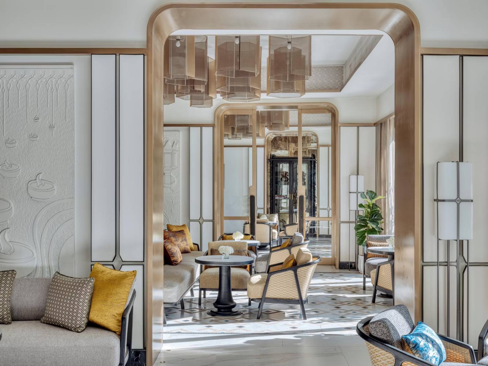 清邁湄濱洲際酒店 KAM Lobby Lounge 的蘭納燈飾與座位