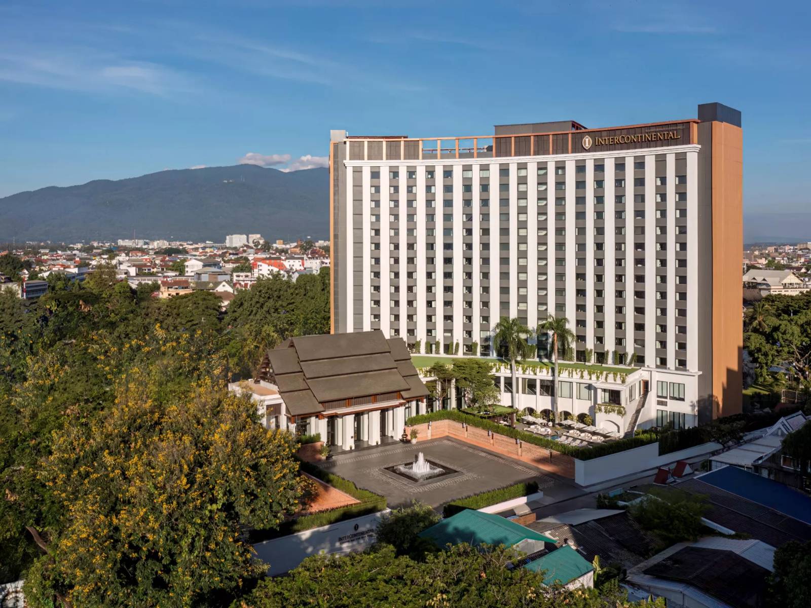 清邁湄濱洲際酒店建築與後方的素帖山