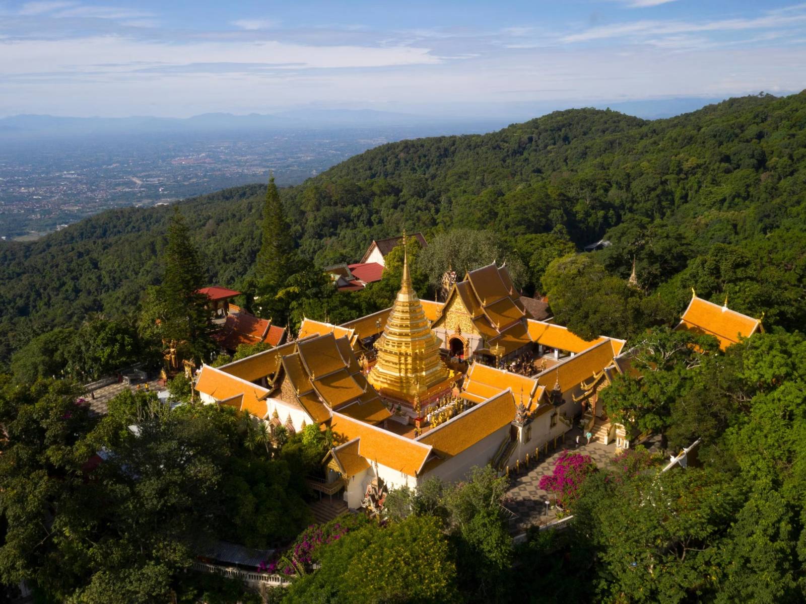 素帖山雙龍寺的金色佛塔與山林(目的地參考)