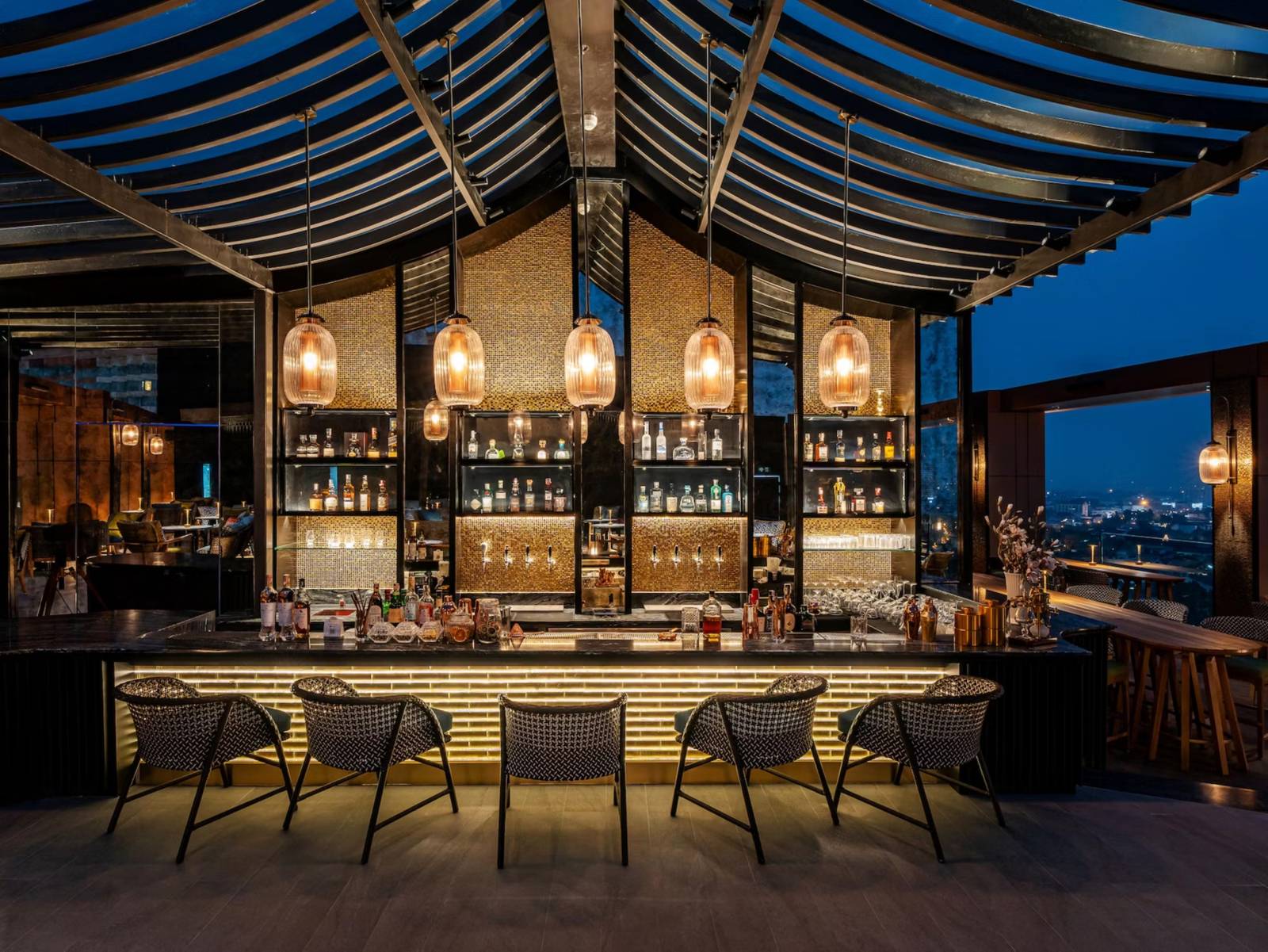 清邁湄濱洲際酒店 HONG's Sky Bar 的吧檯與入夜的城市景