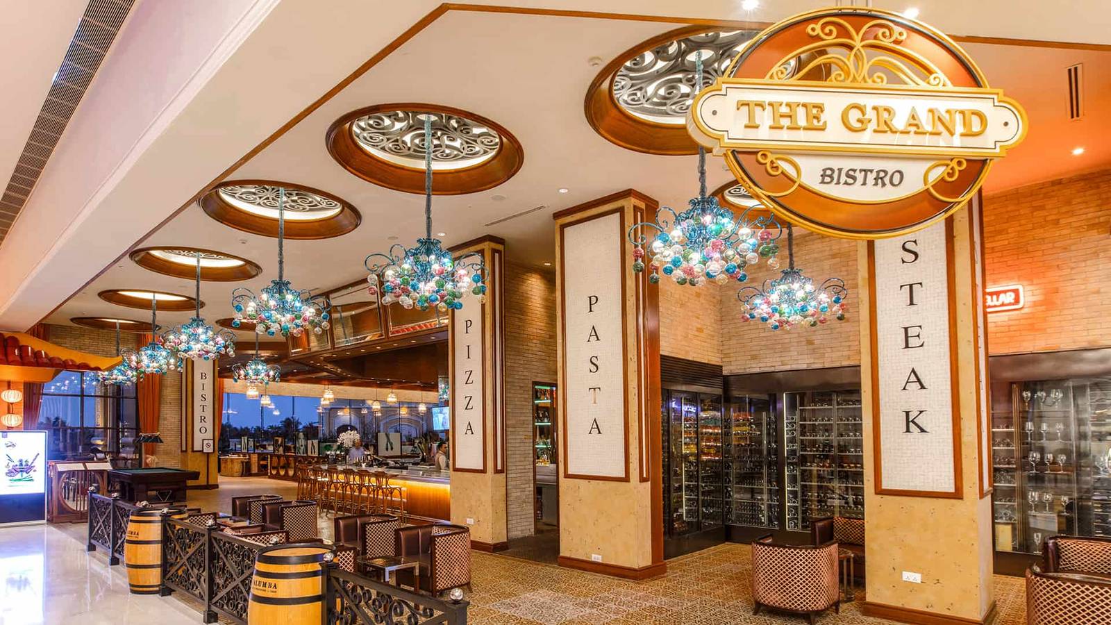 掛著 THE GRAND BISTRO 招牌的餐廳入口與吧檯