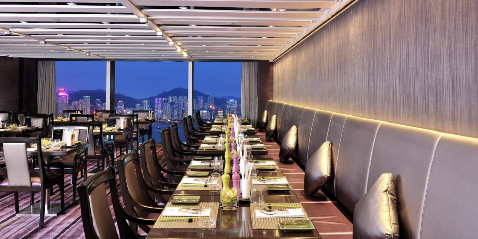 海景嘉福洲際酒店 Café on M 靠窗的長桌與維港景色