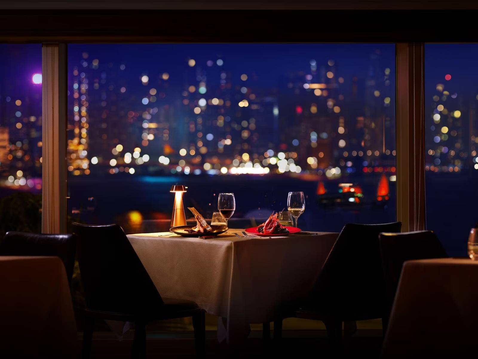 海景嘉福洲際酒店 The Mistral 窗邊夜晚的餐桌