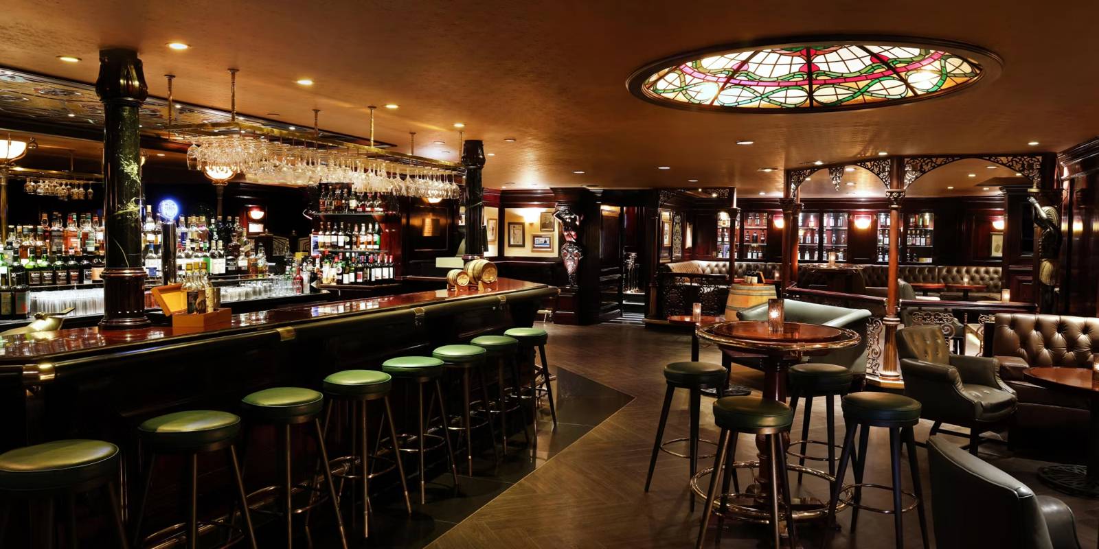 海景嘉福洲際酒店 Tiffany's New York Bar 的吧台與彩繪玻璃天花板