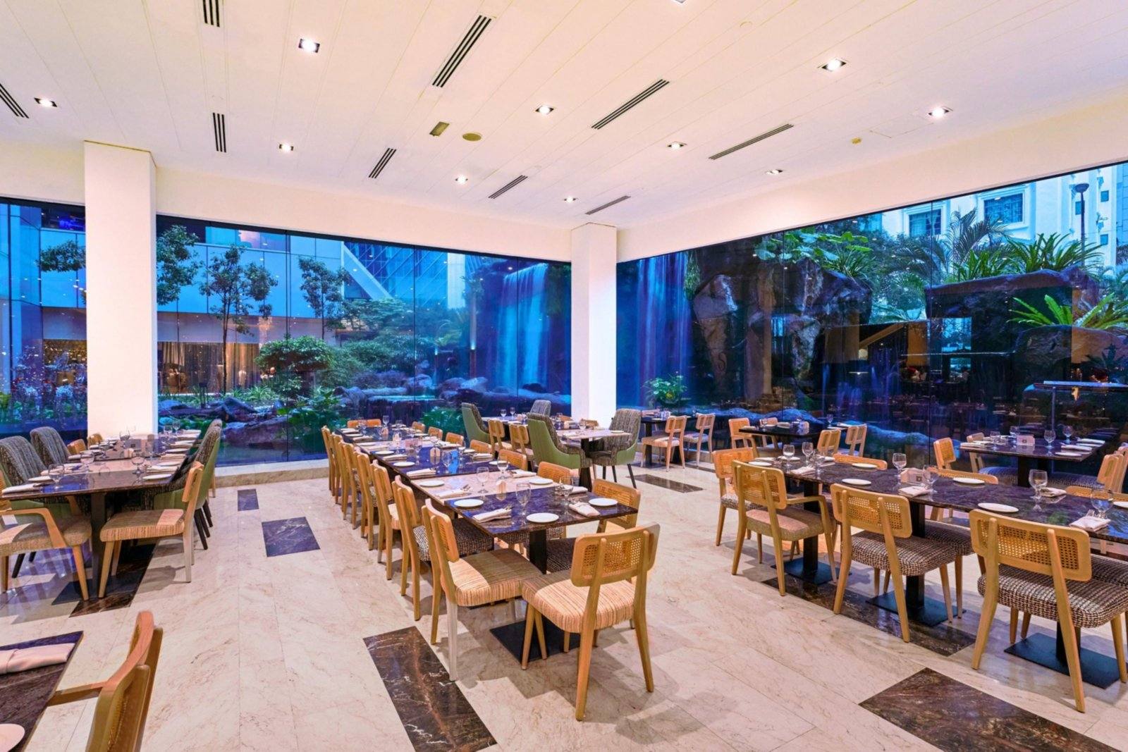 Serena Brasserie 臨窗座位與庭園綠意