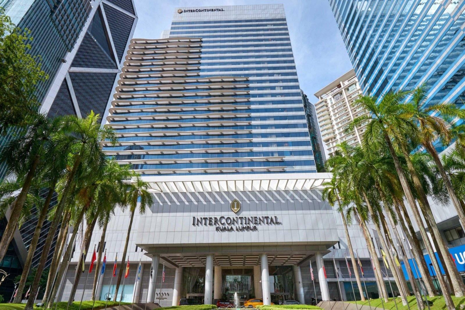 吉隆坡洲際酒店大樓外觀、門廊與棕櫚樹