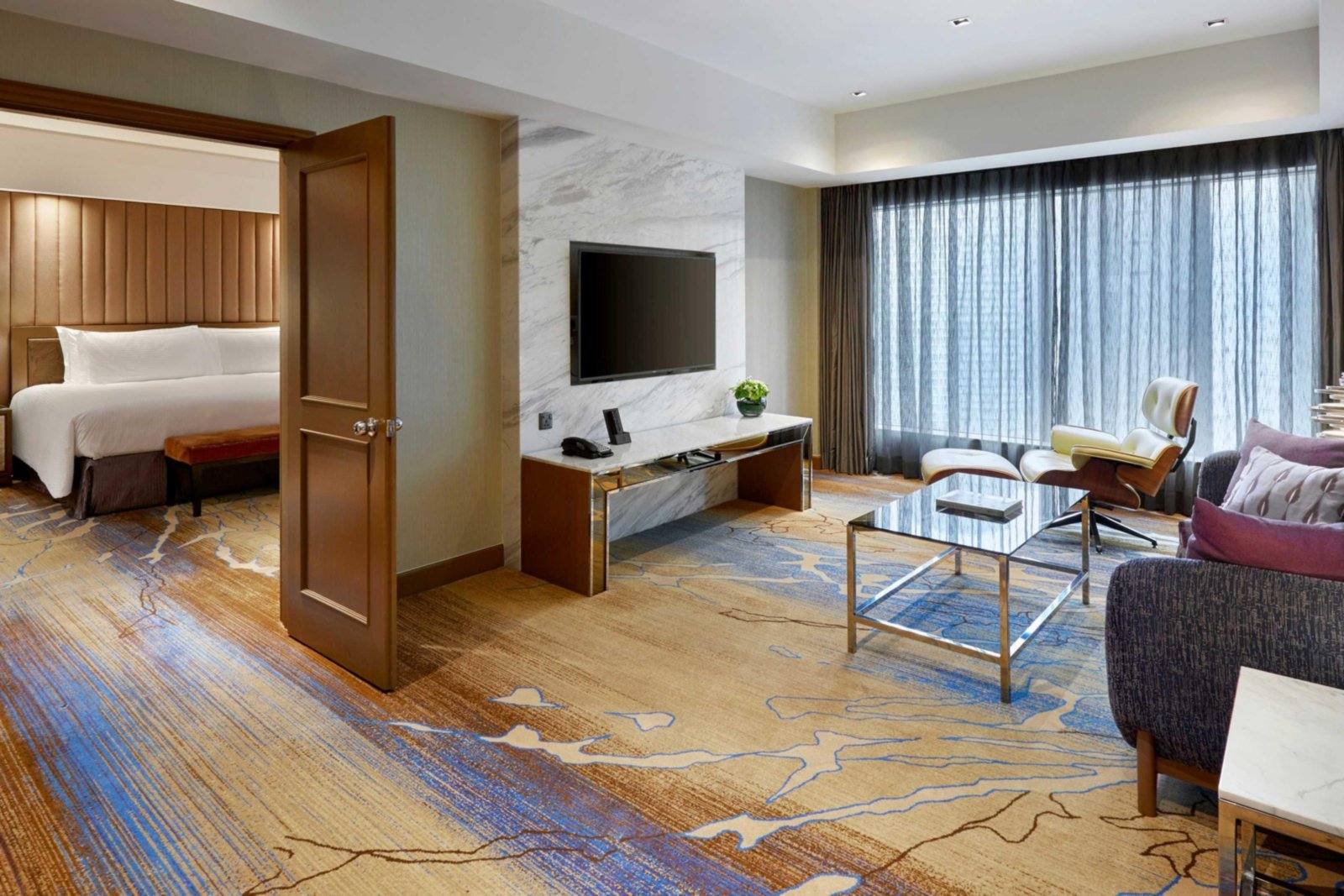 Ambassador Suite 的臥室與起居區