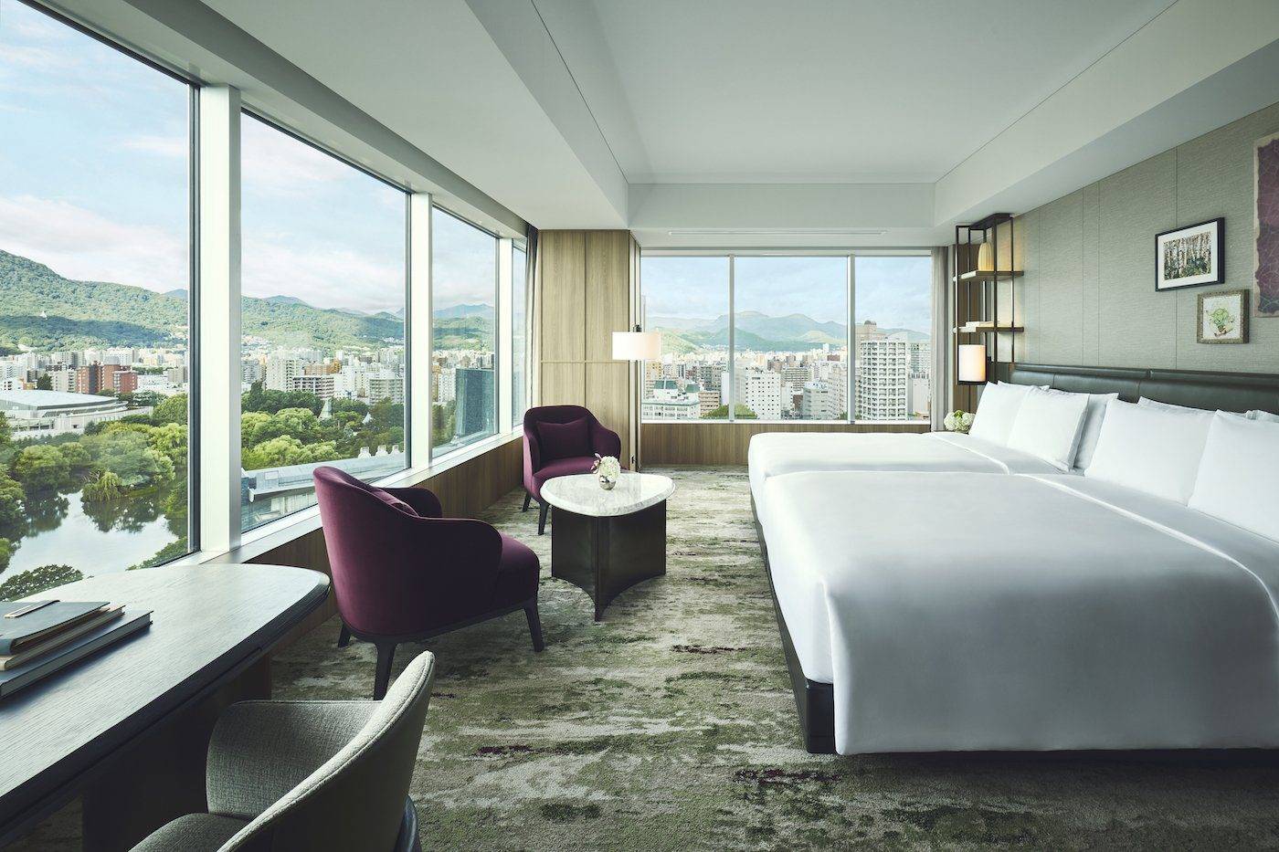 洲際酒店札幌 Junior Suite 的兩張床與窗外山景
