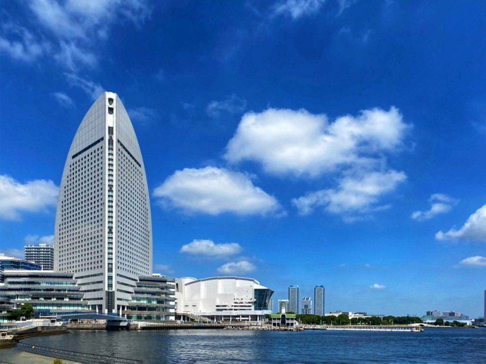 橫濱格蘭洲際大酒店 帆船造型的外觀與橫濱港