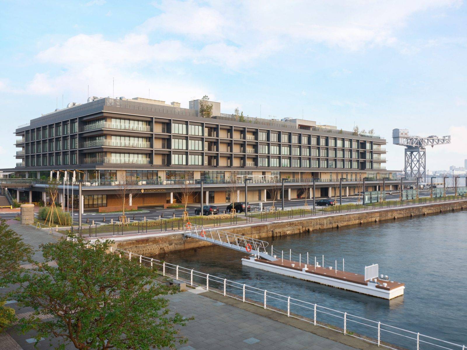 從海上看洲際酒店橫濱 Pier 8 外觀
