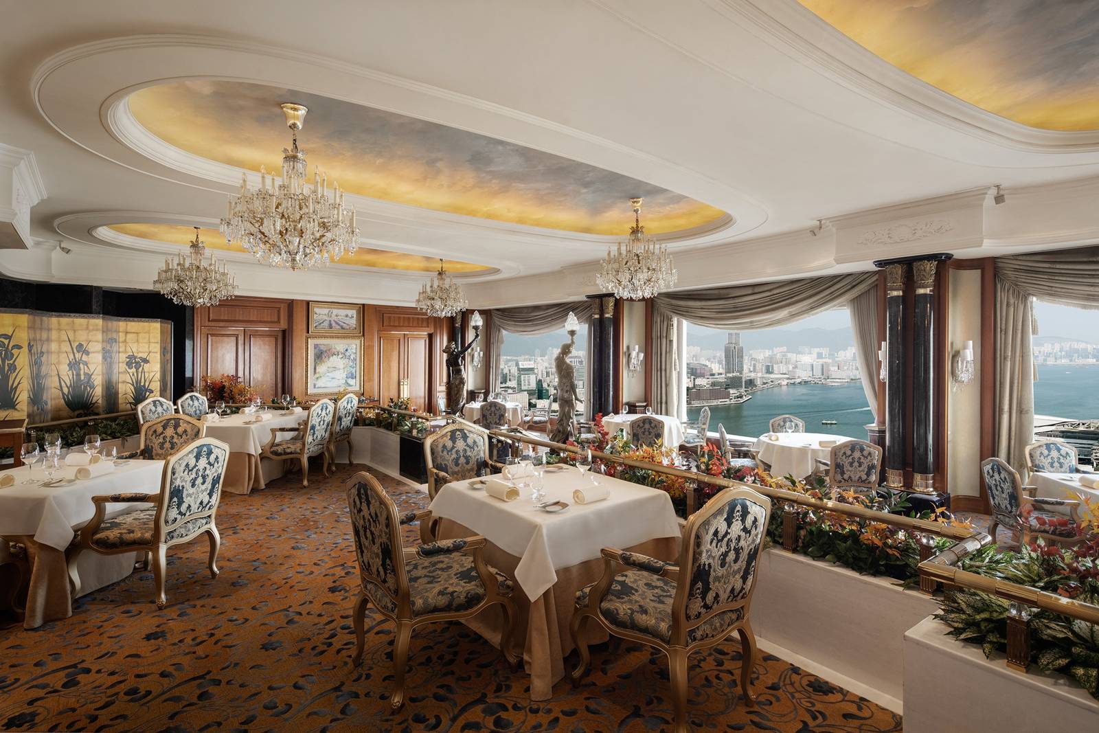 港島香格里拉大酒店 Restaurant Petrus 的用餐室與水晶燈