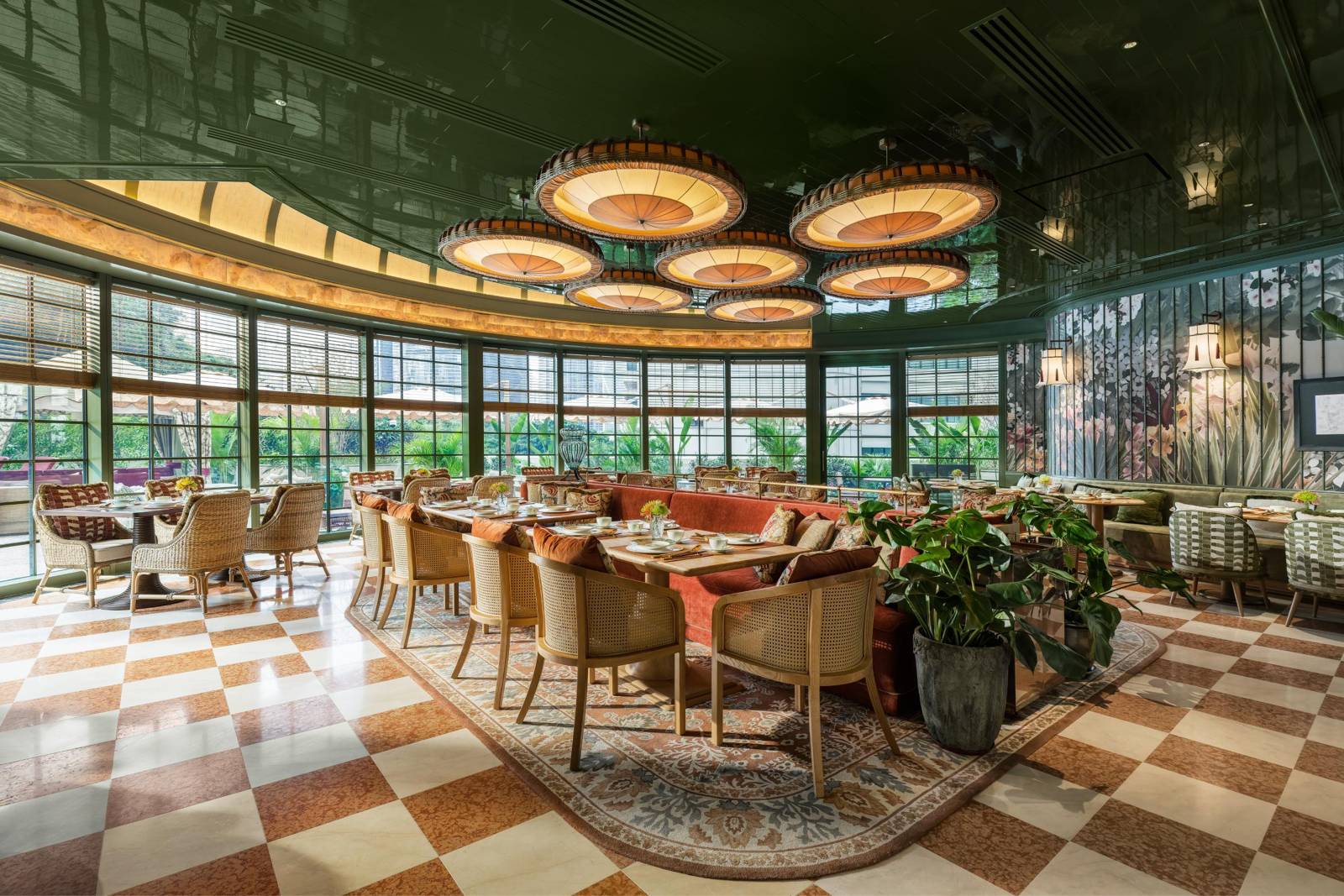 港島香格里拉大酒店 Ming Pavilion 的環形窗景用餐區