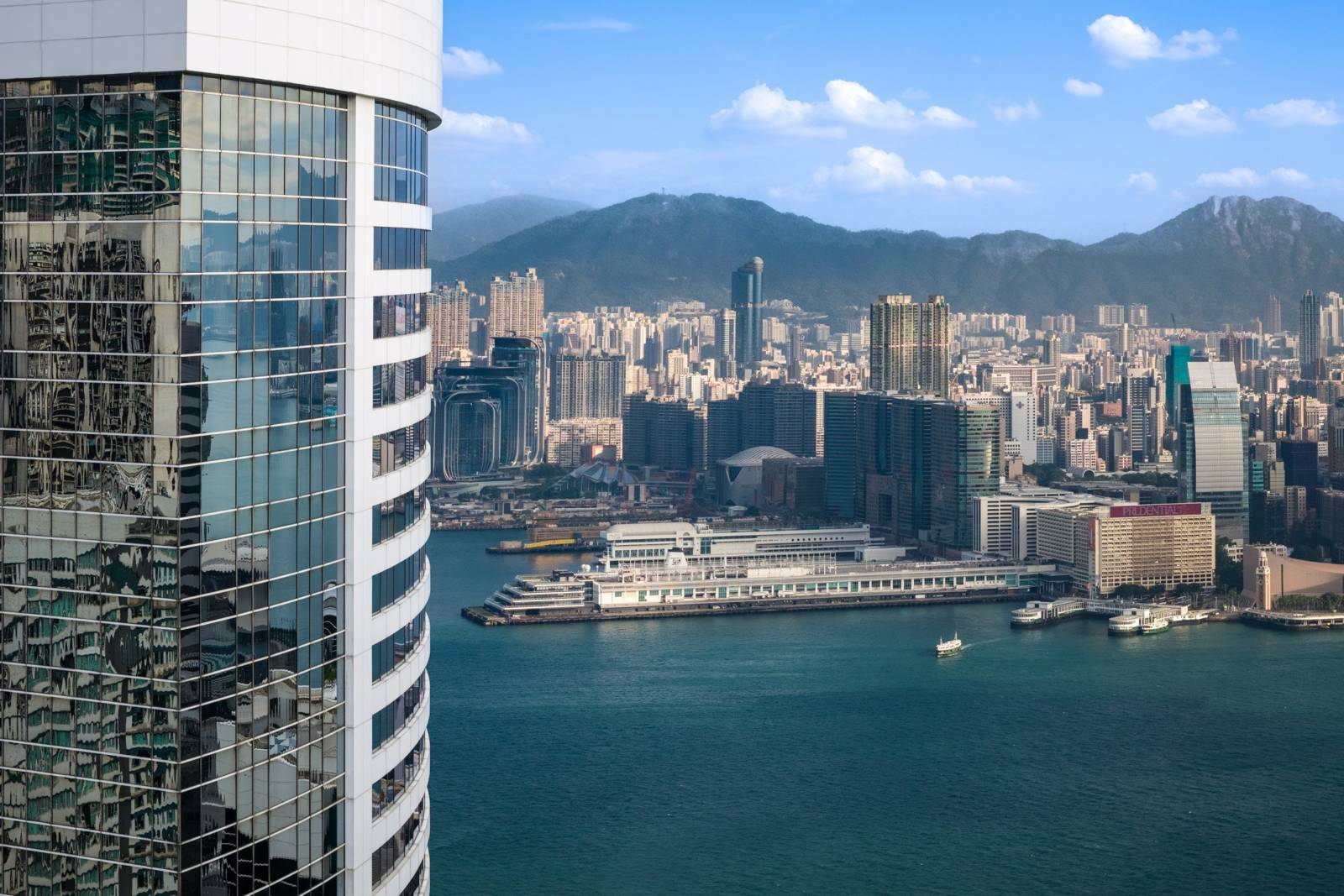 港島香格里拉大酒店大樓與後方的維多利亞港