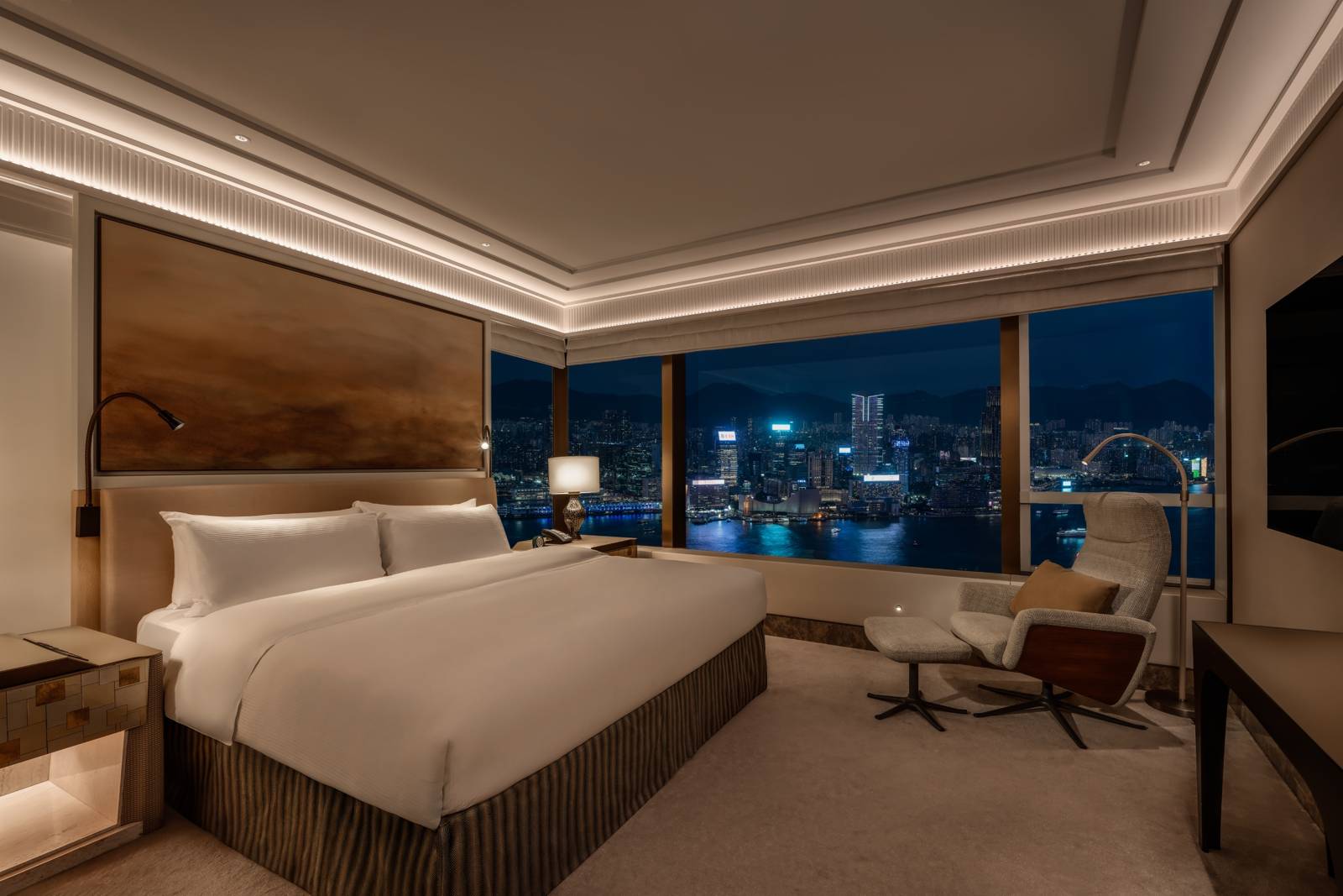 港島香格里拉大酒店 Premier Harbour View Suite 窗外的維港夜景