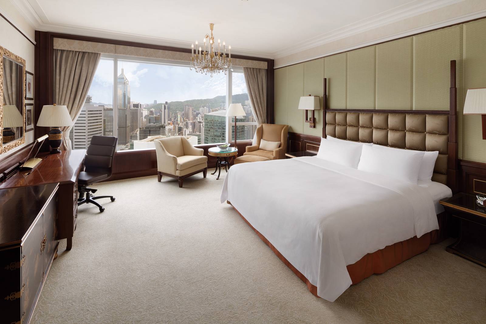 港島香格里拉大酒店 Deluxe Harbour View Room 的大床與窗外市景