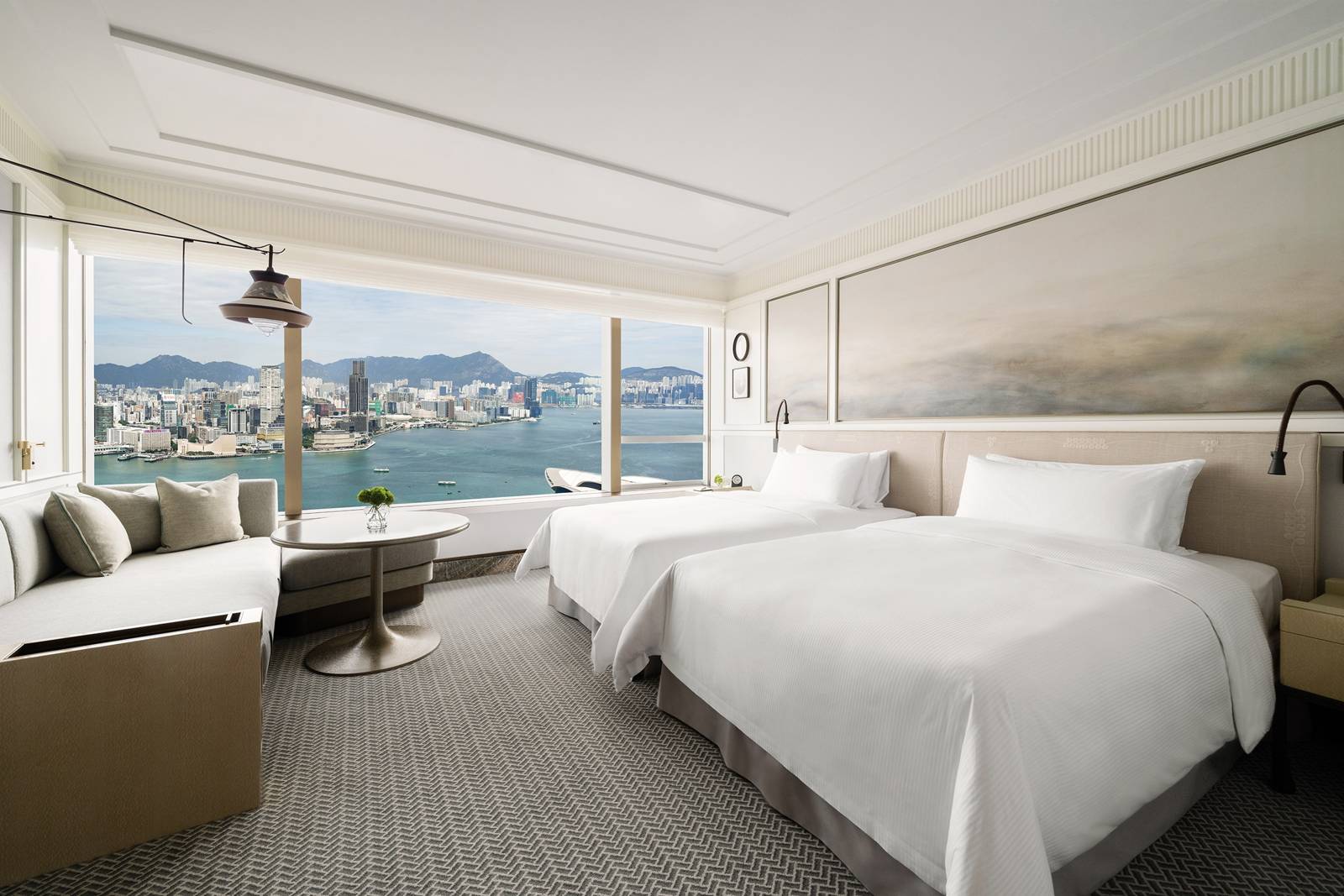 港島香格里拉大酒店 Grand Premier Harbour View Room 的雙床與海港景觀