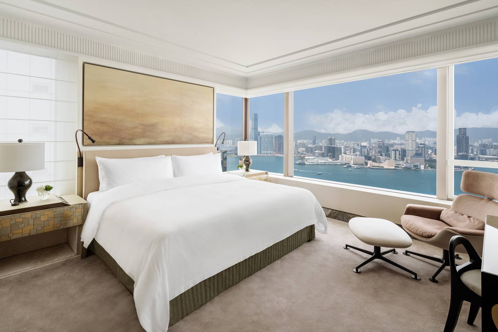 港島香格里拉大酒店 Premier Harbour View Suite 的大床與窗外維港
