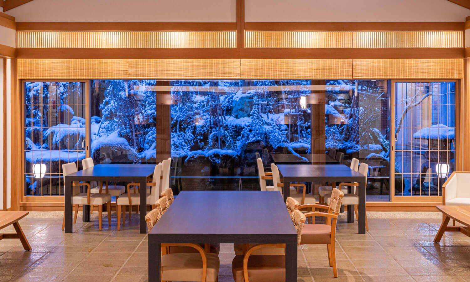 岩室溫泉 富士屋落地窗外是雪景庭園的餐廳