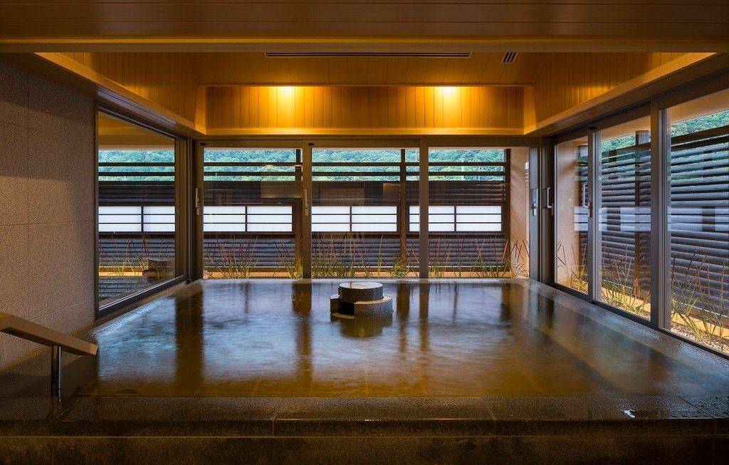 出雲 御宿 月夜之兔 大湯處「月華」的內湯與木格窗
