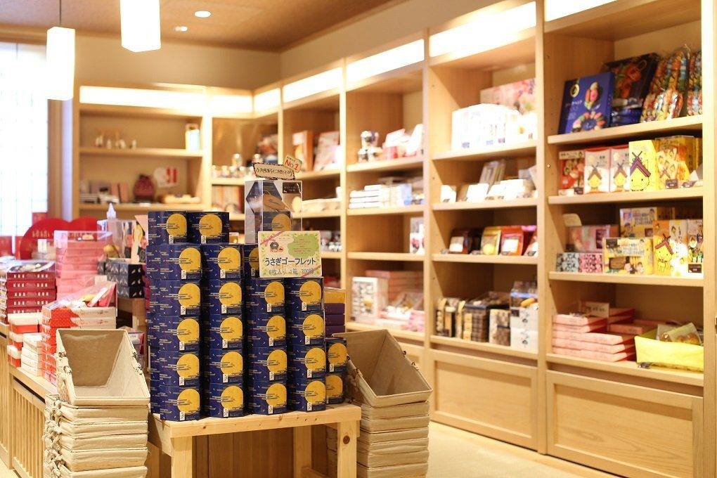 出雲 御宿 月夜之兔 商店「結」的出雲名產貨架