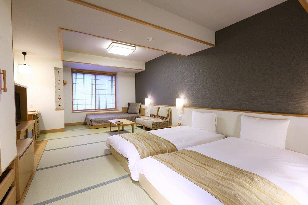出雲 御宿 月夜之兔 豪華雙床房的榻榻米、和式床與窗邊沙發