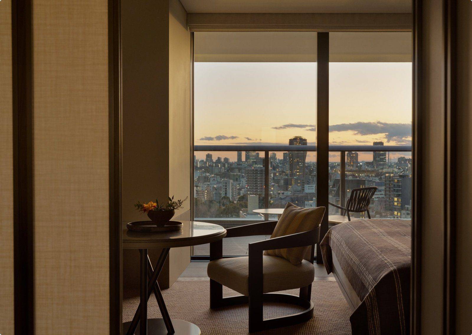 Janu 東京 City Room 窗邊座位與傍晚市景