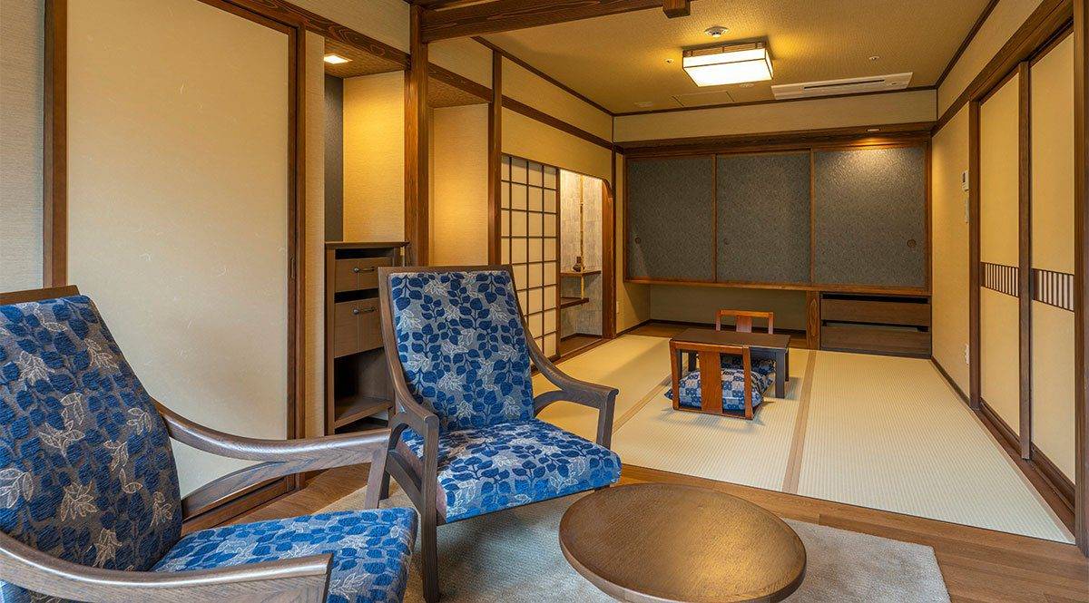 定山溪 由樂草庵 特別室的和室與起居區