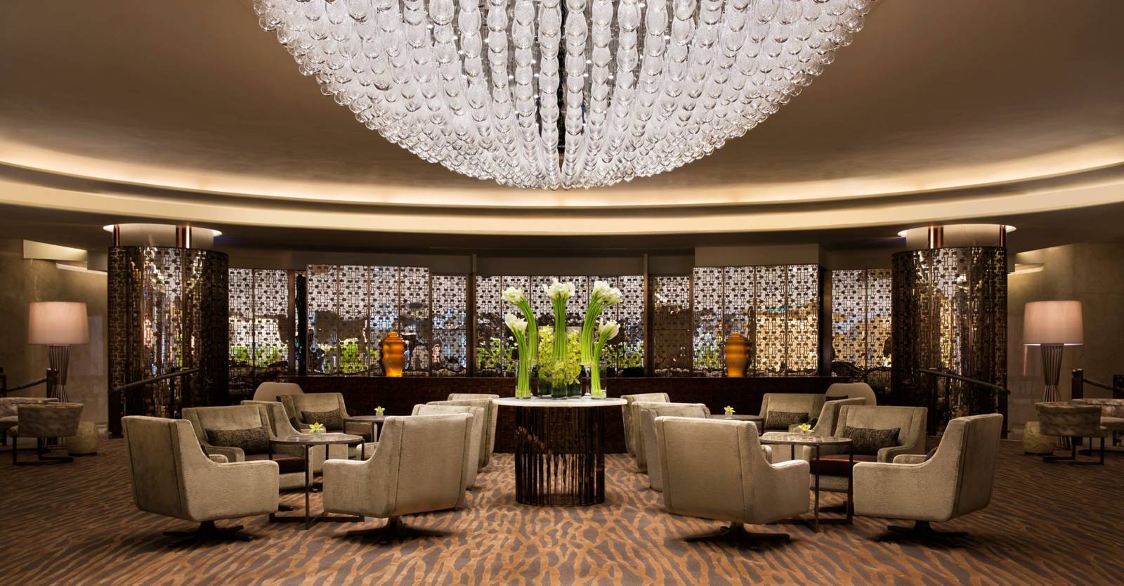 澳門JW萬豪酒店 The Lounge 的水晶吊燈與沙發座位