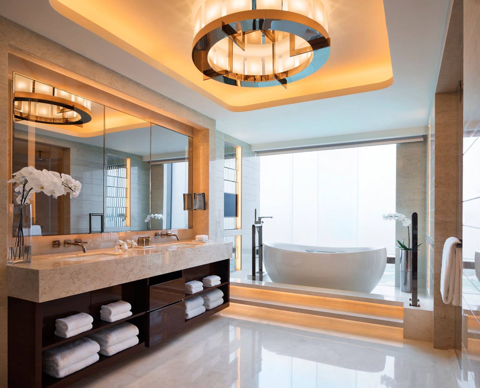 澳門JW萬豪酒店 Chairman Suite 浴室的雙洗手台與獨立浴缸