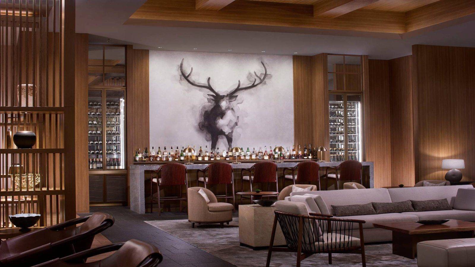 奈良 JW 萬豪酒店Flying Stag 大廳酒吧與鹿角畫作