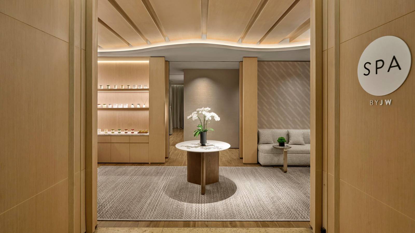 淺木色牆面與 SPA by JW 標誌的水療入口