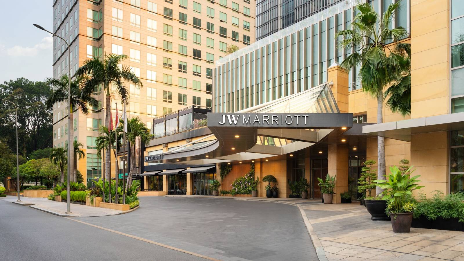 棕櫚樹與 JW MARRIOTT 招牌下的迎賓車道