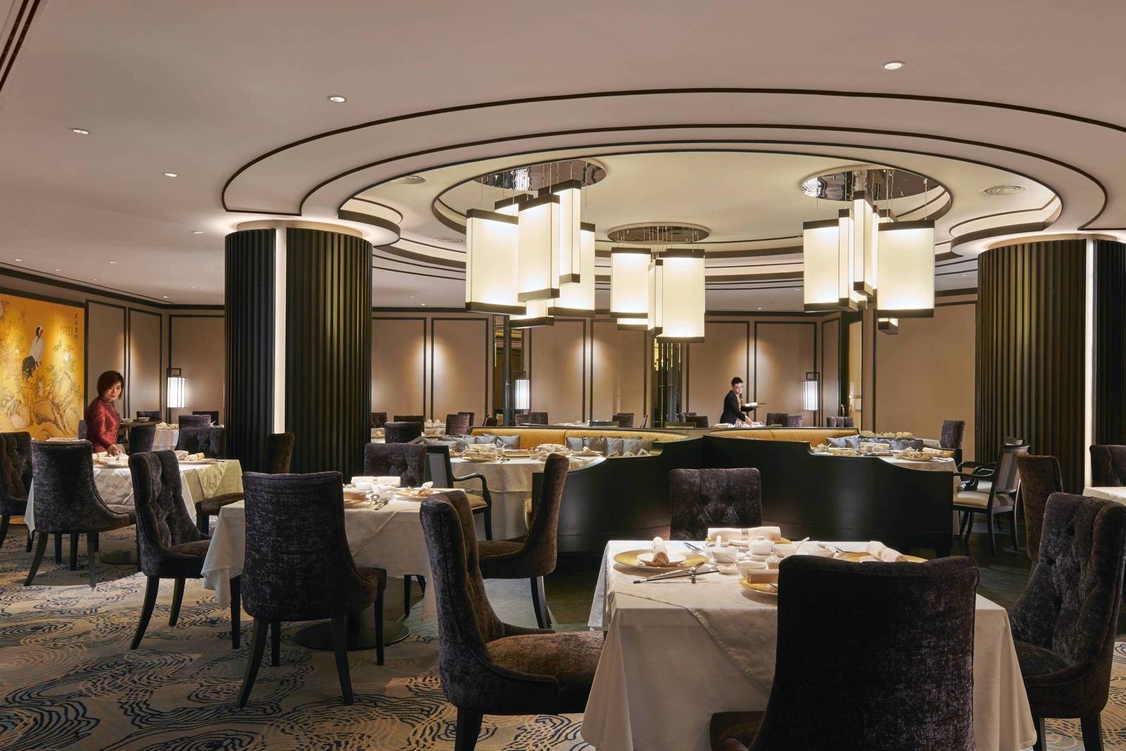 Shanghai 餐廳圓桌與吊燈