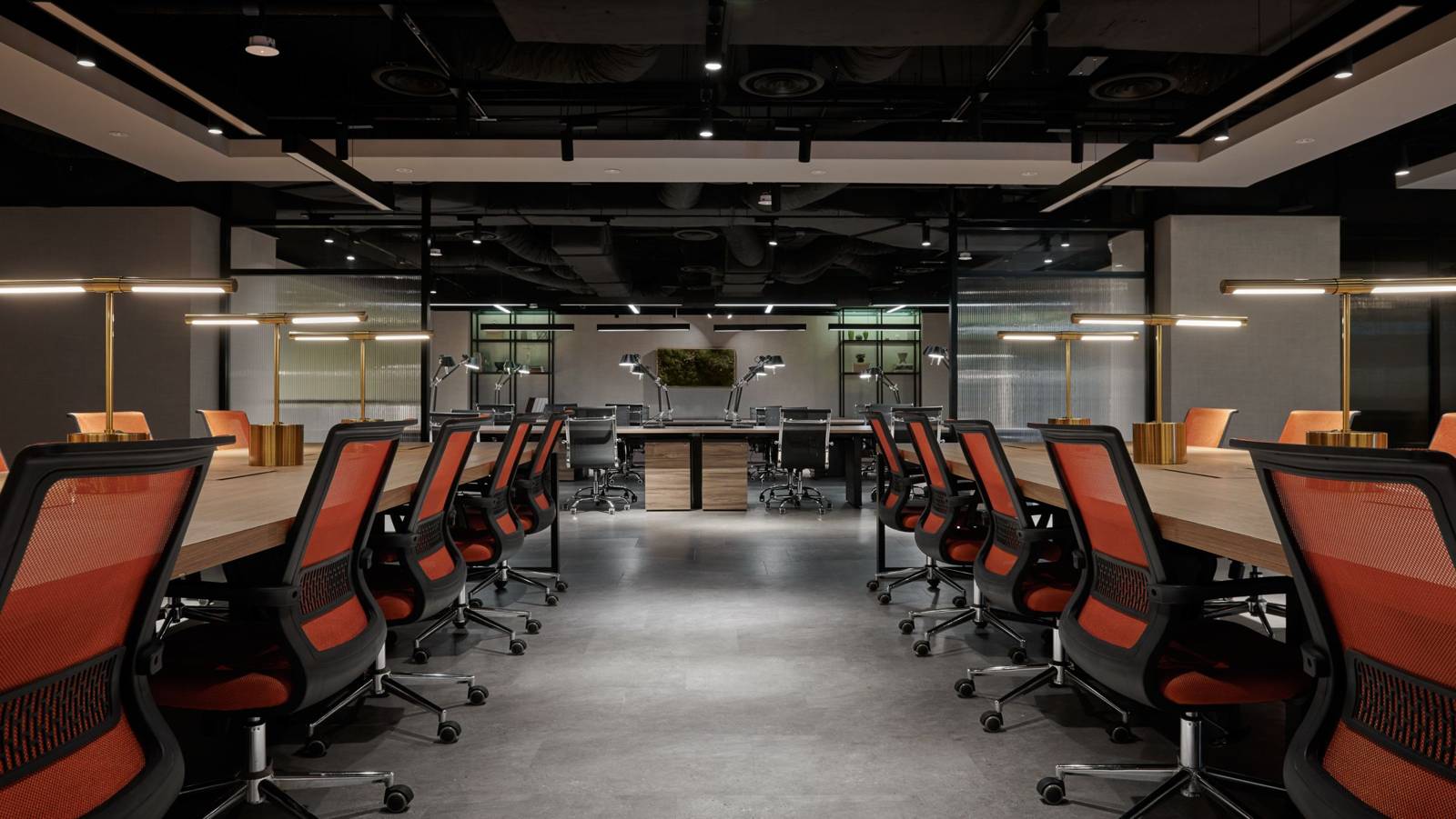JW Mezzanine 共享工作空間的長桌與橘色座椅